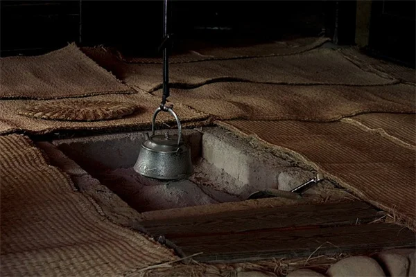 15ドルのソーラーポンプで鳥浴びを噴水に変えた方法