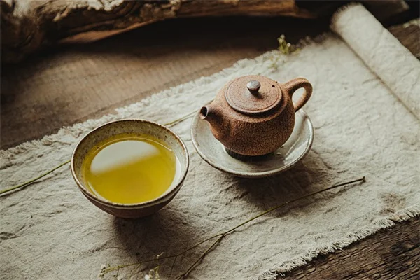 カフェインレスコーヒー代替品3選：庭で育てて体に優しい朝の一杯を